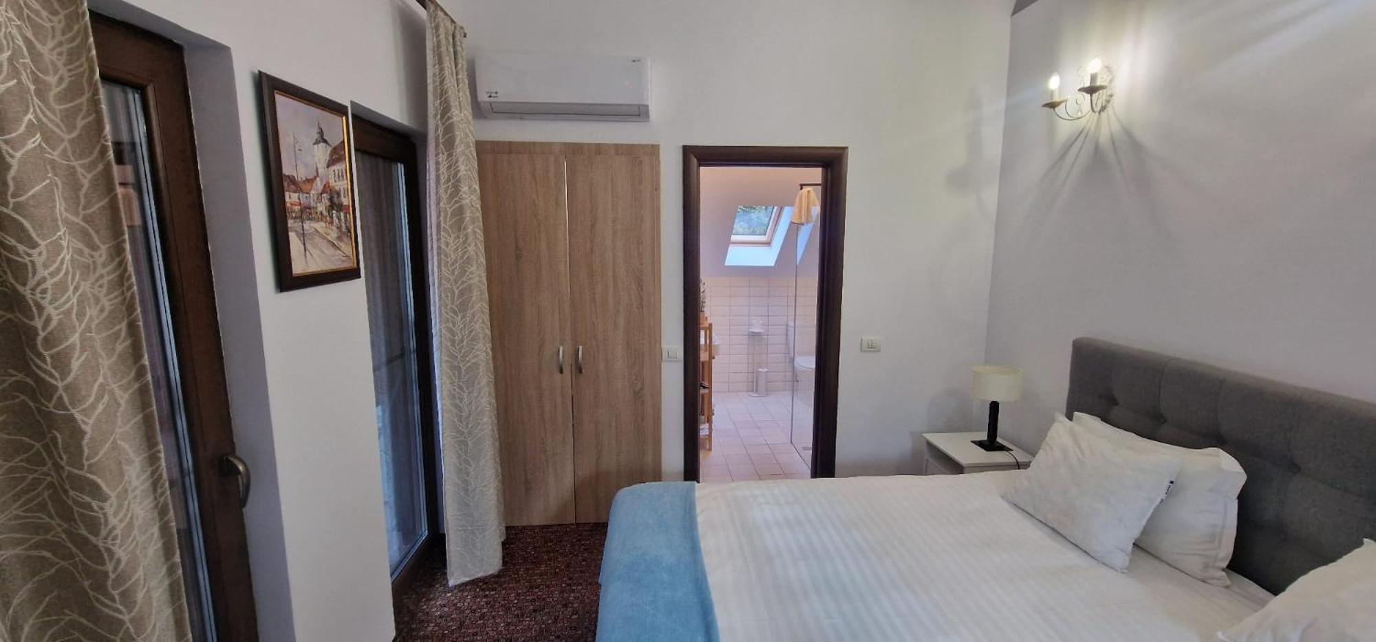 Opus Villa Sinaia Kültér fotó A bedroom in the hotel